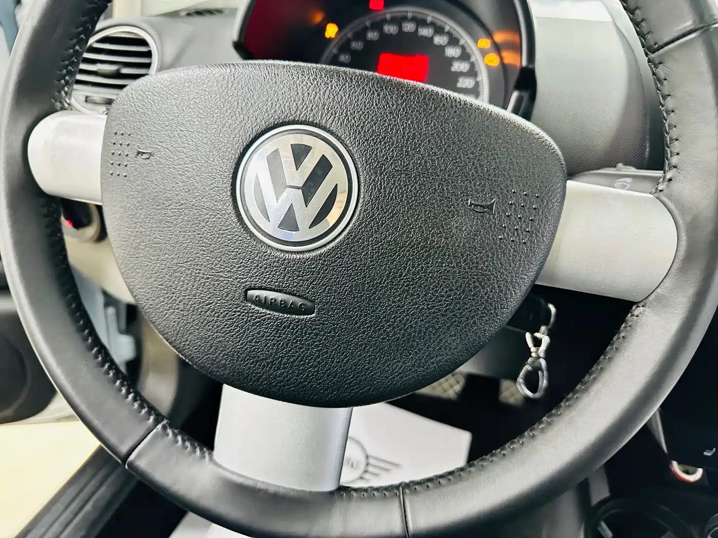 Volkswagen Beetle 2010 1.8T BlackOrange Luxury Edition фото 34