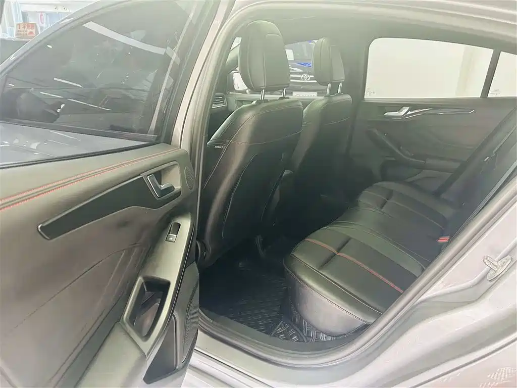 Ford Focus 2023 2022 Sedan EcoBoost 180 Automatic ST Line