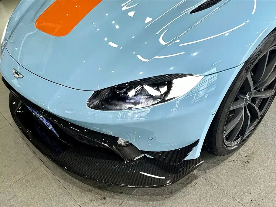 ASTON MARTIN V8 VANTAGE