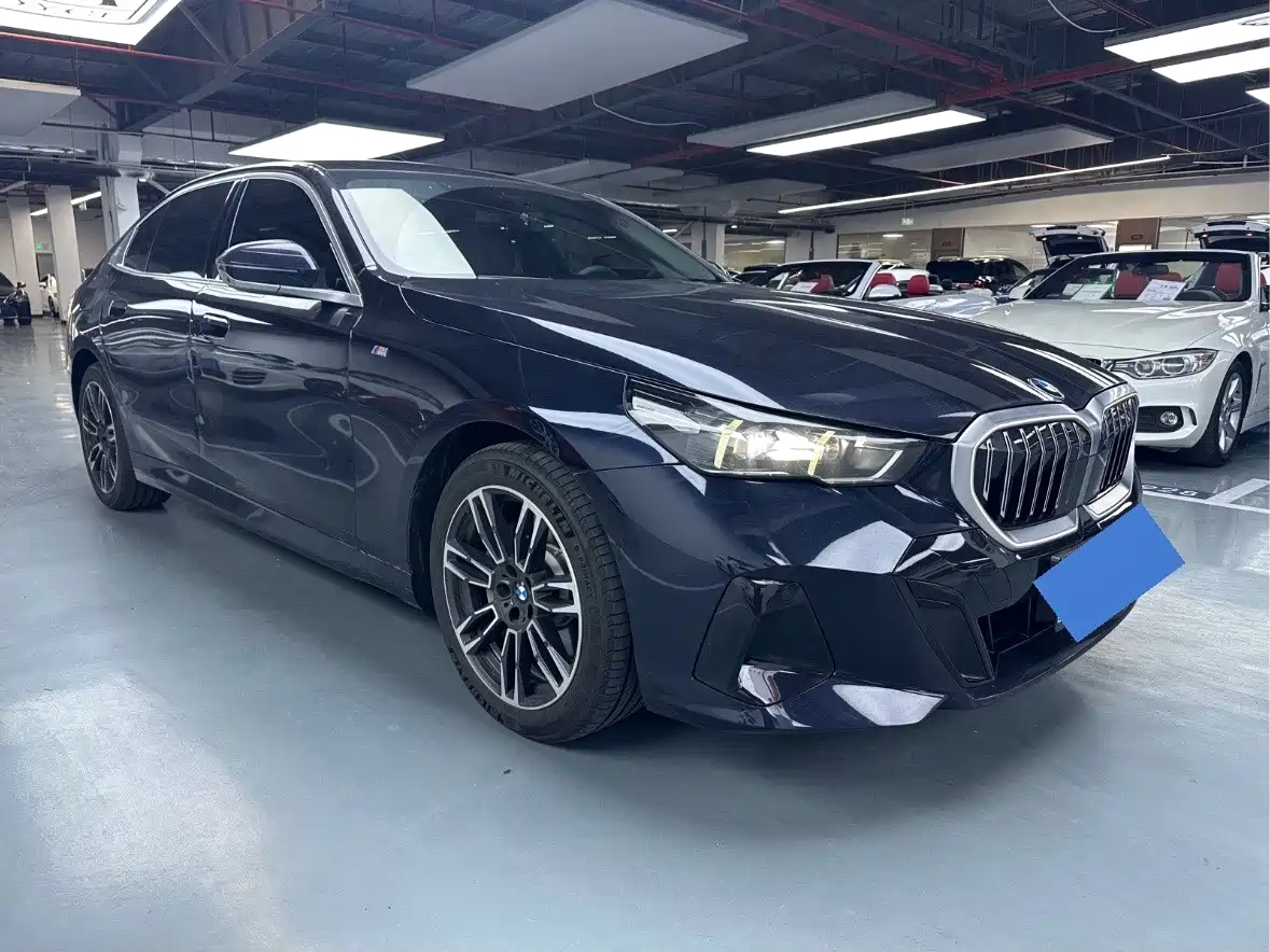 BMW 5 Series 2025 530Li Leading M Sport Package фото 3