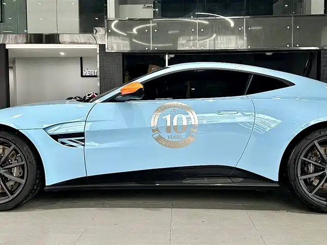 ASTON MARTIN V8 VANTAGE