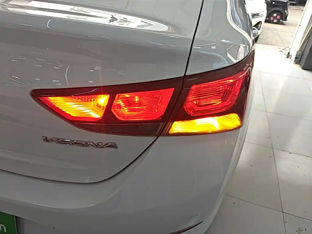 Hyundai Verna 2016 1.4L Automatic Cool Edition GLS фото 8
