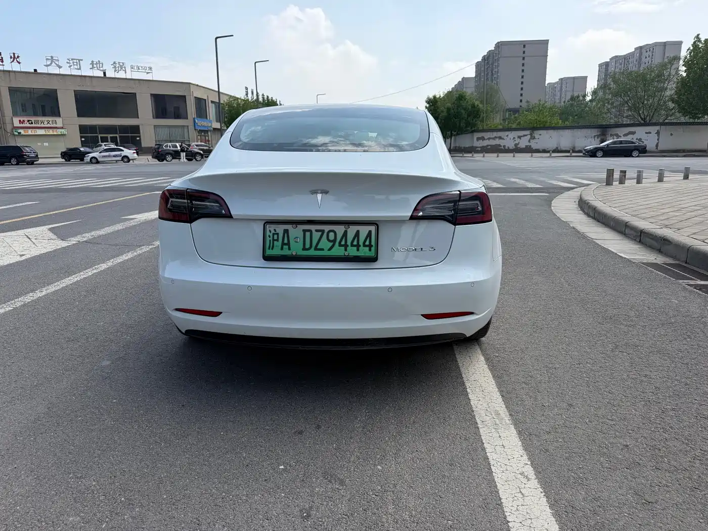 TESLA MODEL 3