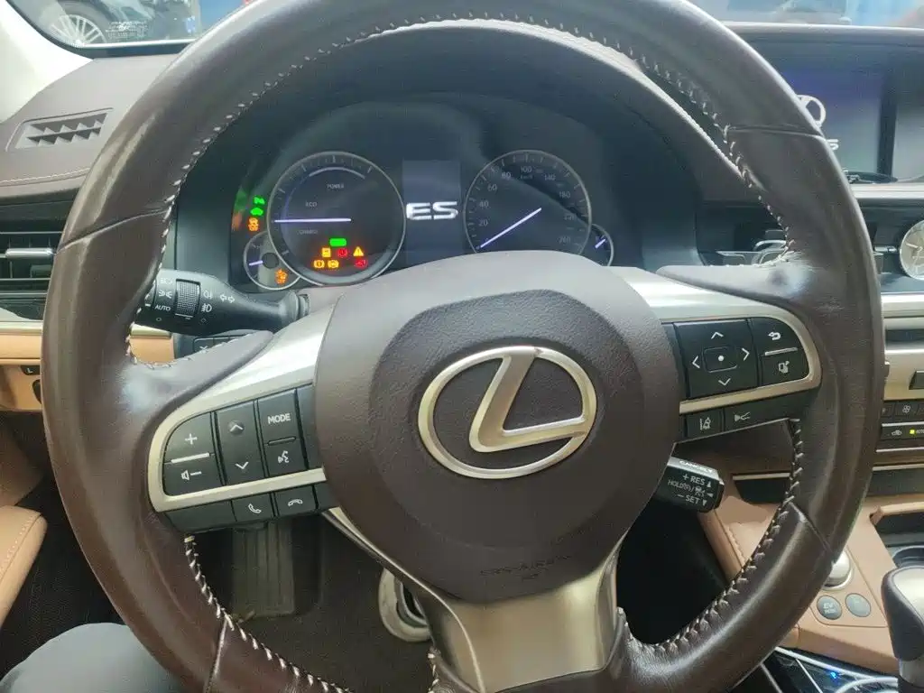 Фото 3 - Lexus ES