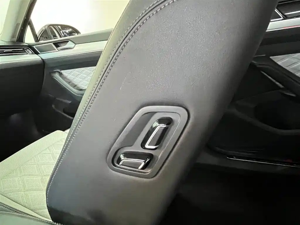Volkswagen Magotan 2023 Model 2 Million Commemorative Edition 330TSI DSG Luxury фото 10