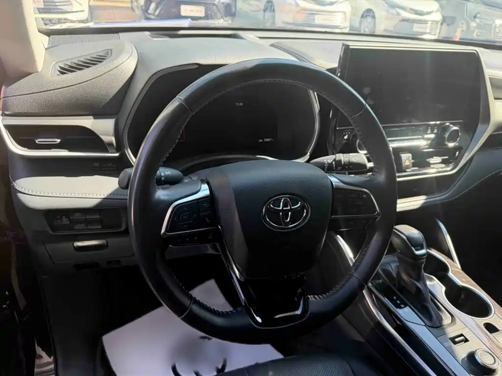 Photo 8 - Toyota Highlander