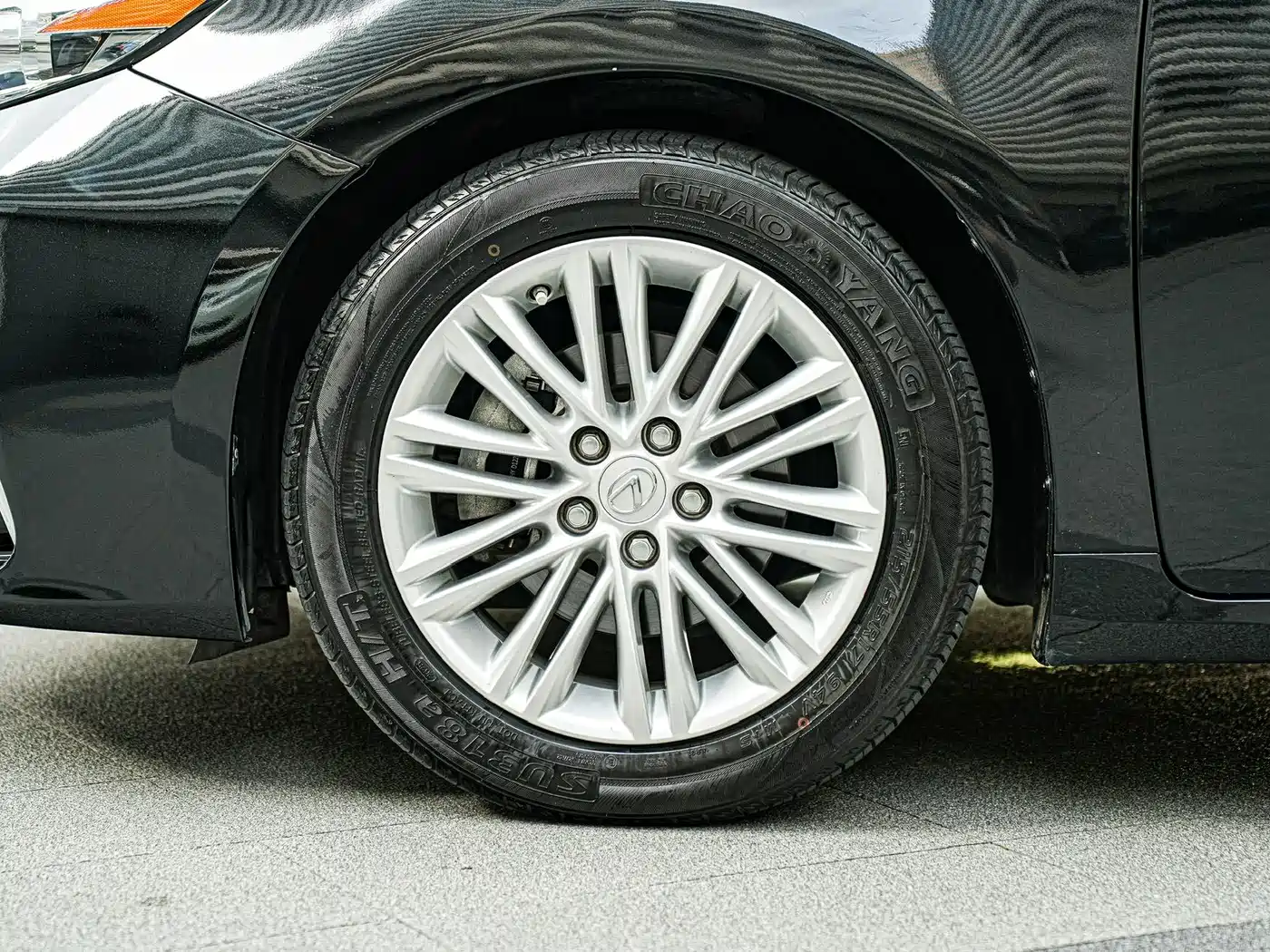 Photo 8 - Lexus ES