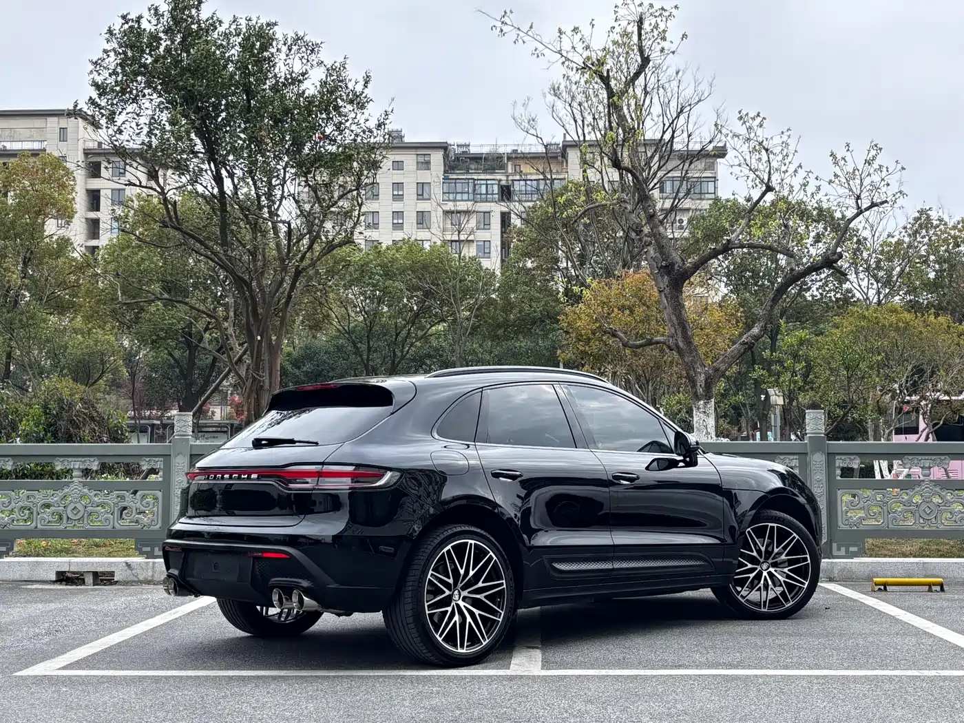 PORSCHE MACAN