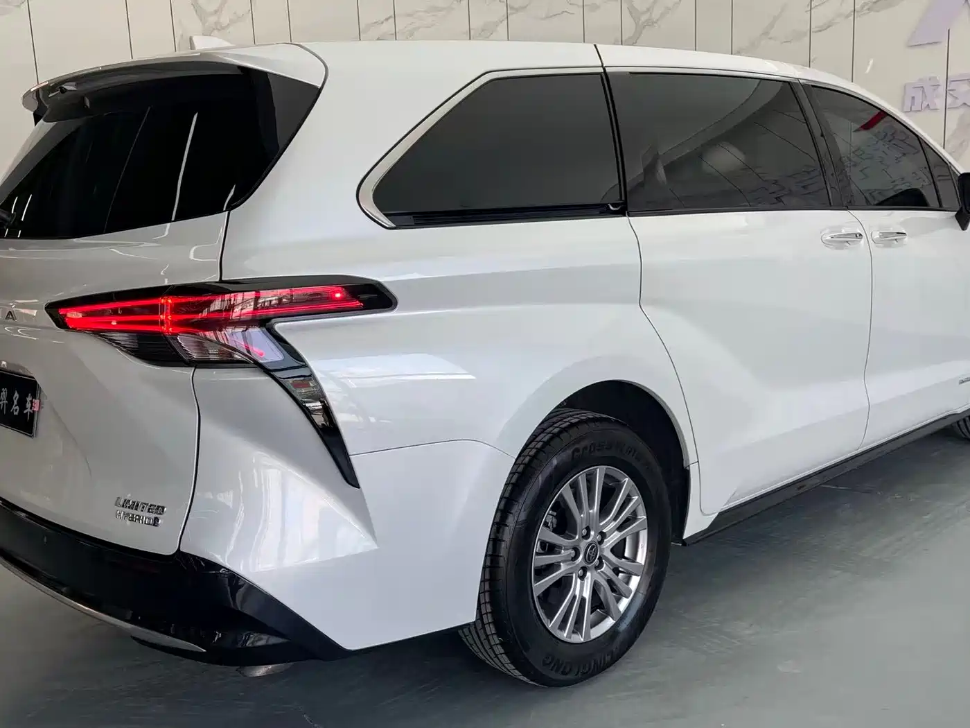 Toyota Sienna 2021 2.5L Hybrid Premium Edition фото 6