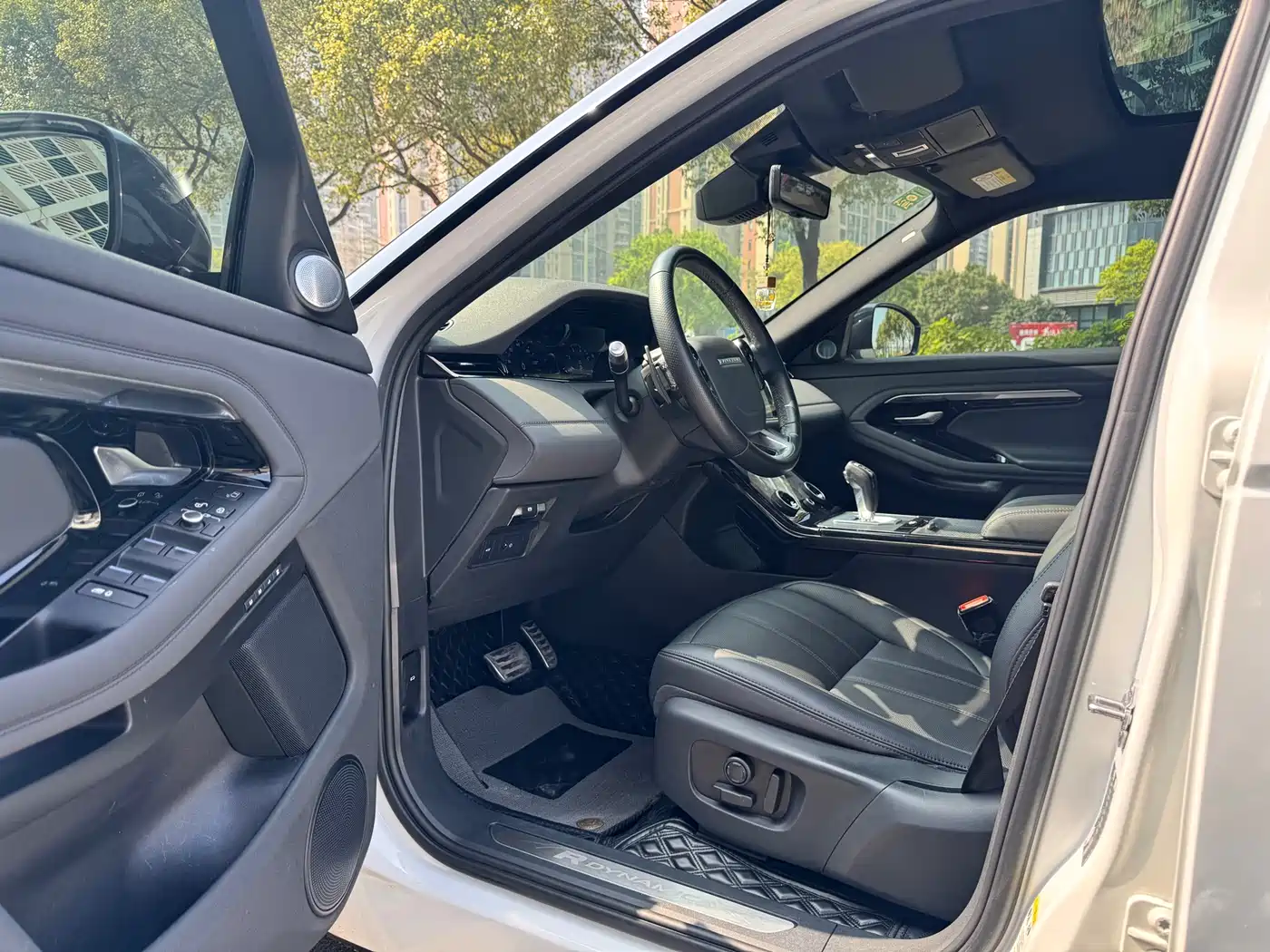 Land Rover Range Rover Evoque 2020 249PS R-DYNAMIC SE Sport Tech Edition фото 4