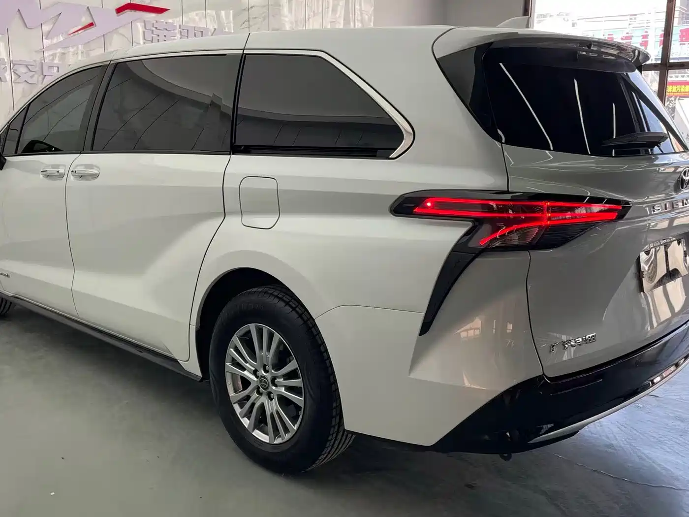 Toyota Sienna 2021 2.5L Hybrid Premium Edition фото 8