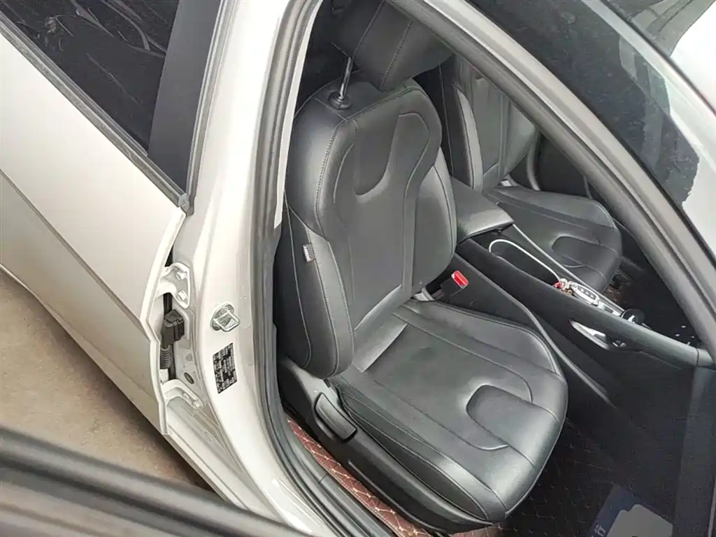Hyundai Elantra 2021 1.5L CVT LUX Premium Edition фото 25