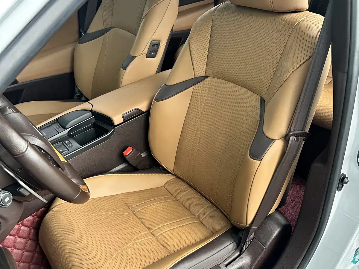 Фото 18 - Lexus ES