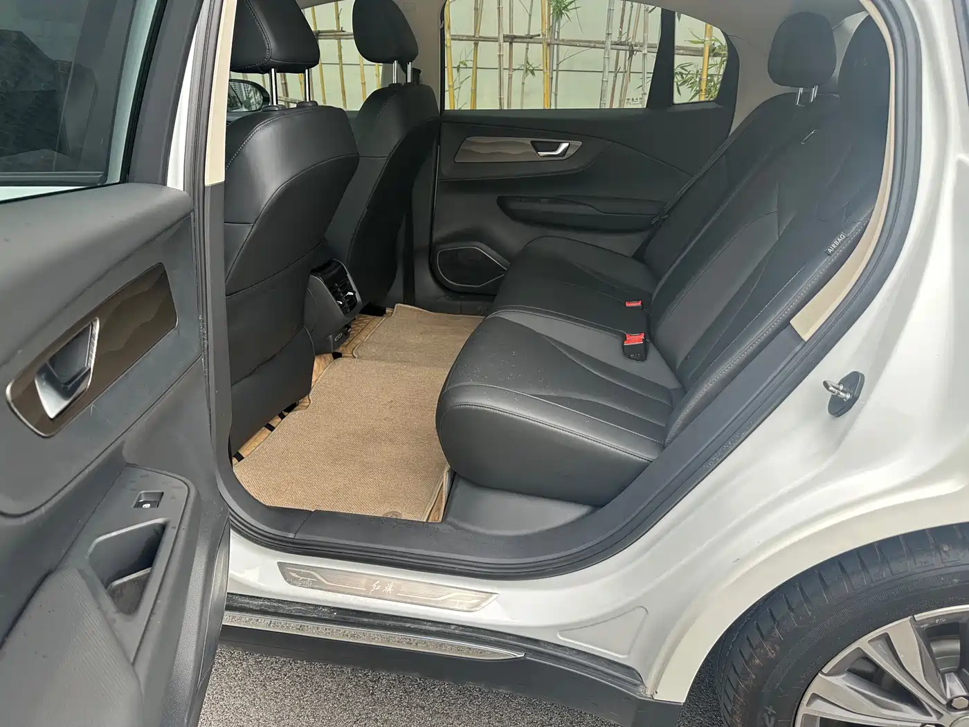 Hongqi E-QM5 2022 431km Charging Enjoyment Edition фото 5