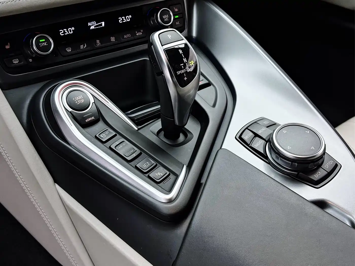 BMW i8 2014 Standard фото 16