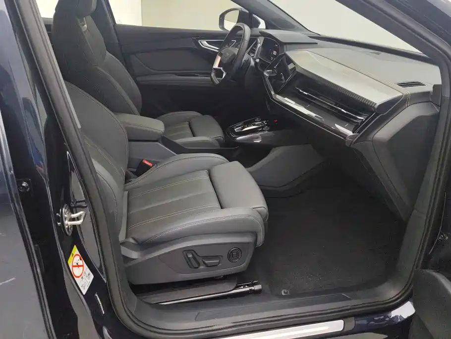 Photo 8 - Audi Q4 e-tron
