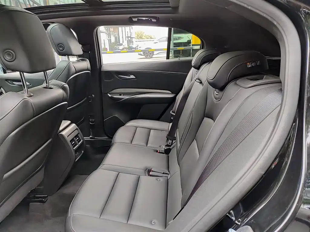 Cadillac XT4 2021 28T FWD Premium Edition фото 8