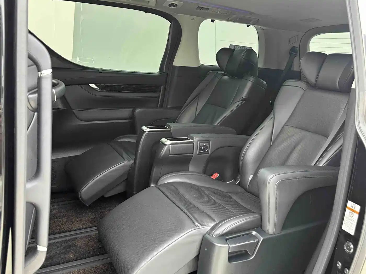 Toyota Vellfire 2020 Twin Engine 2.5L HV Luxury Edition фото 6