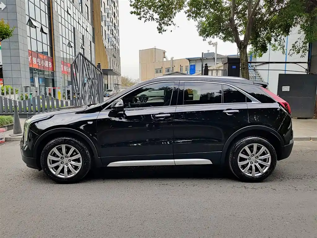 Cadillac XT4 2021 28T FWD Premium Edition фото 3