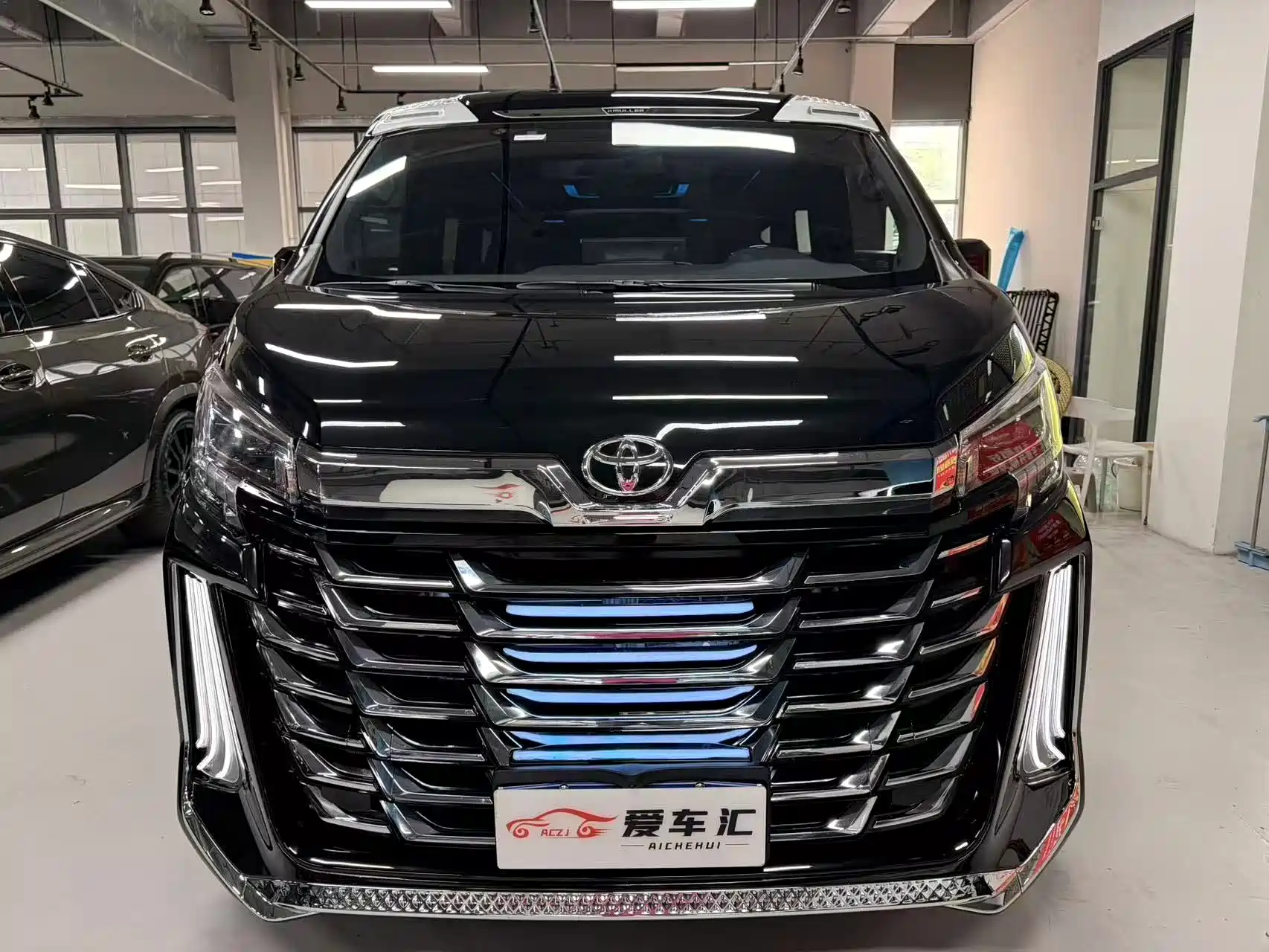 Фото 2 - Toyota HIACE