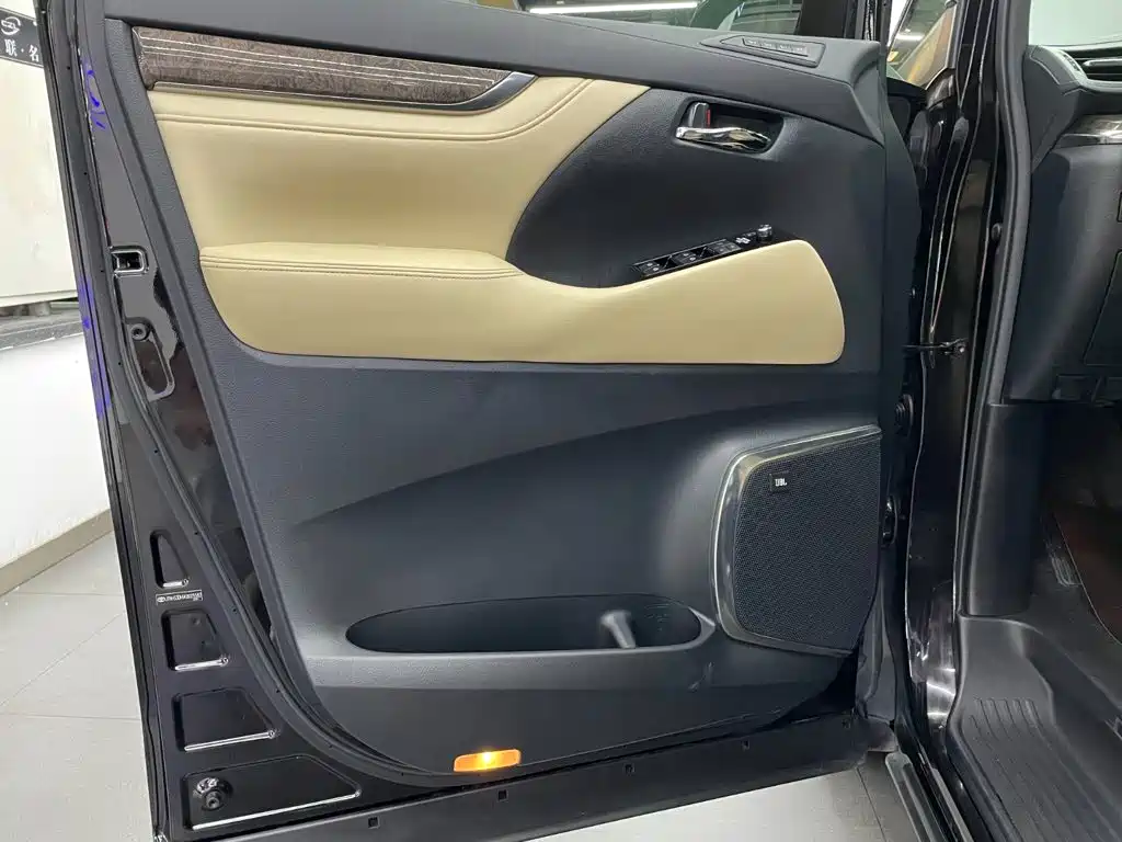 Фото 14 - Toyota Vellfire