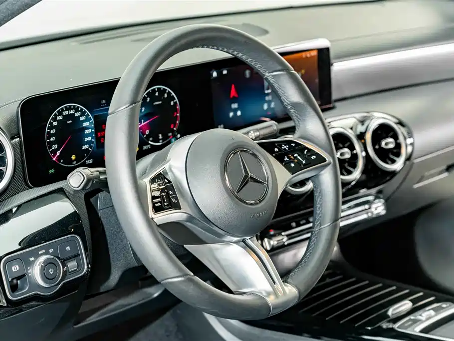 صورة 10 - Mercedes-Benz A-Class