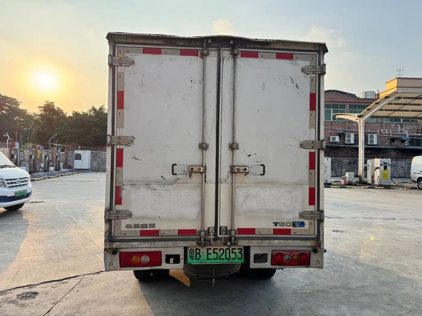 SRM Xinyuan Xinyuan T50 EV 2022 2021 Startup Van