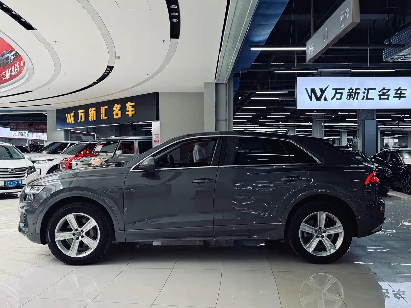 Фото 4 - Audi Q8