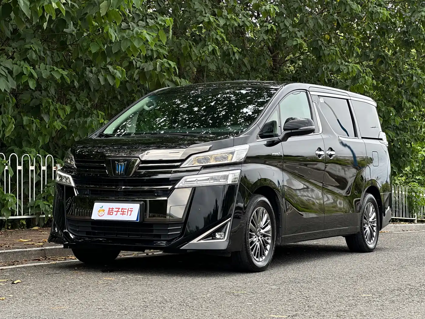 Фото 2 - Toyota Vellfire