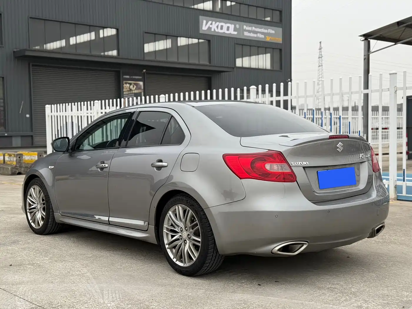Suzuki Kizashi 2010 2.4L 4WD Sport Navigation фото 4