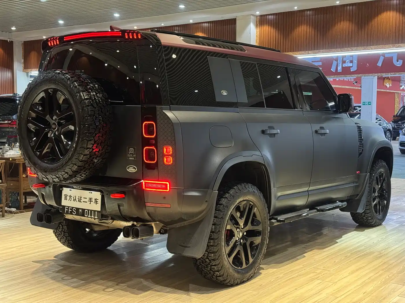 Land Rover Defender 2023 Model 110 3.0T P400 Dark Special Edition фото 10