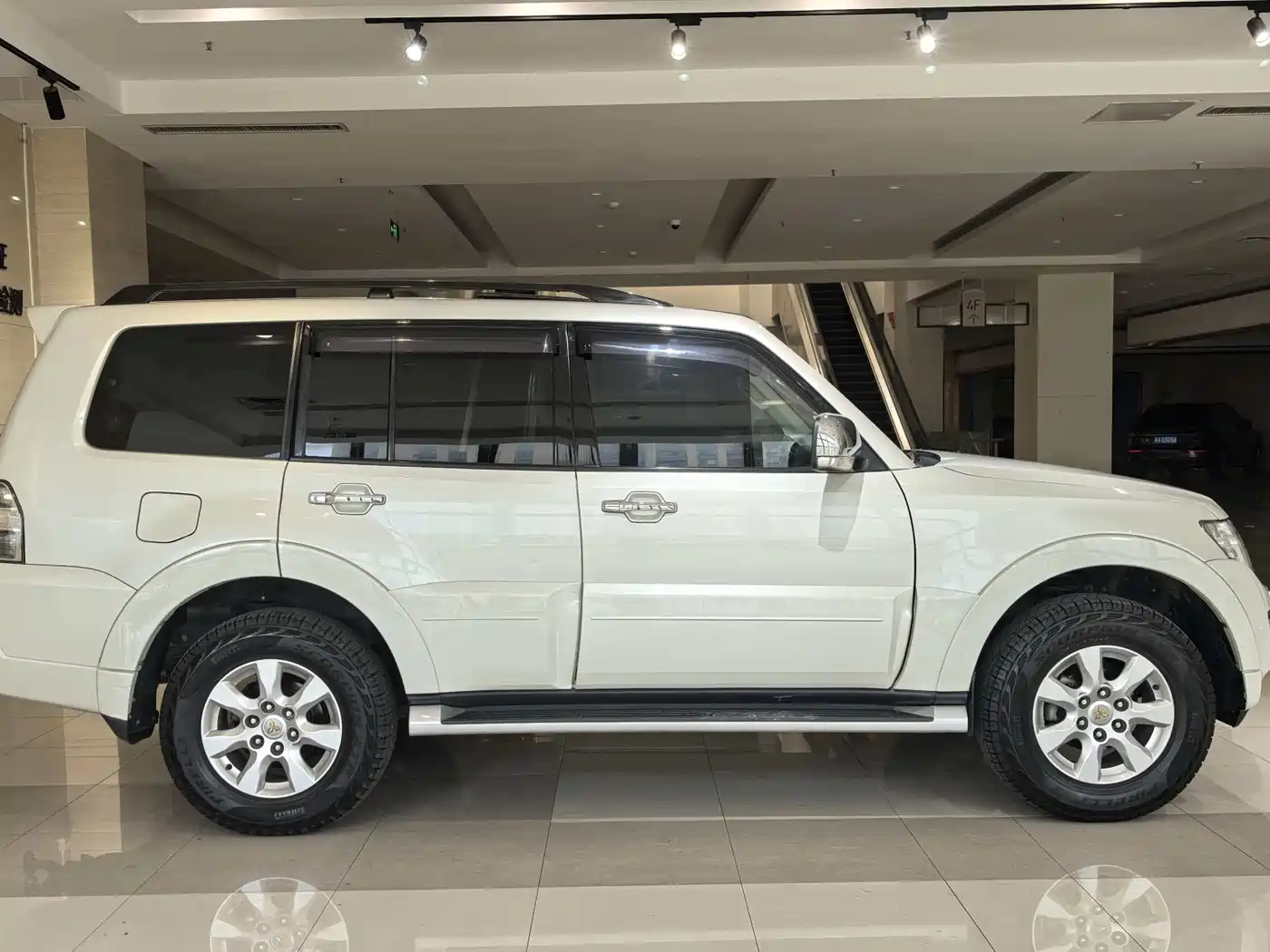 Mitsubishi Pajero (Import) 2015 3.0L Automatic Elite Premium Edition China V фото 4