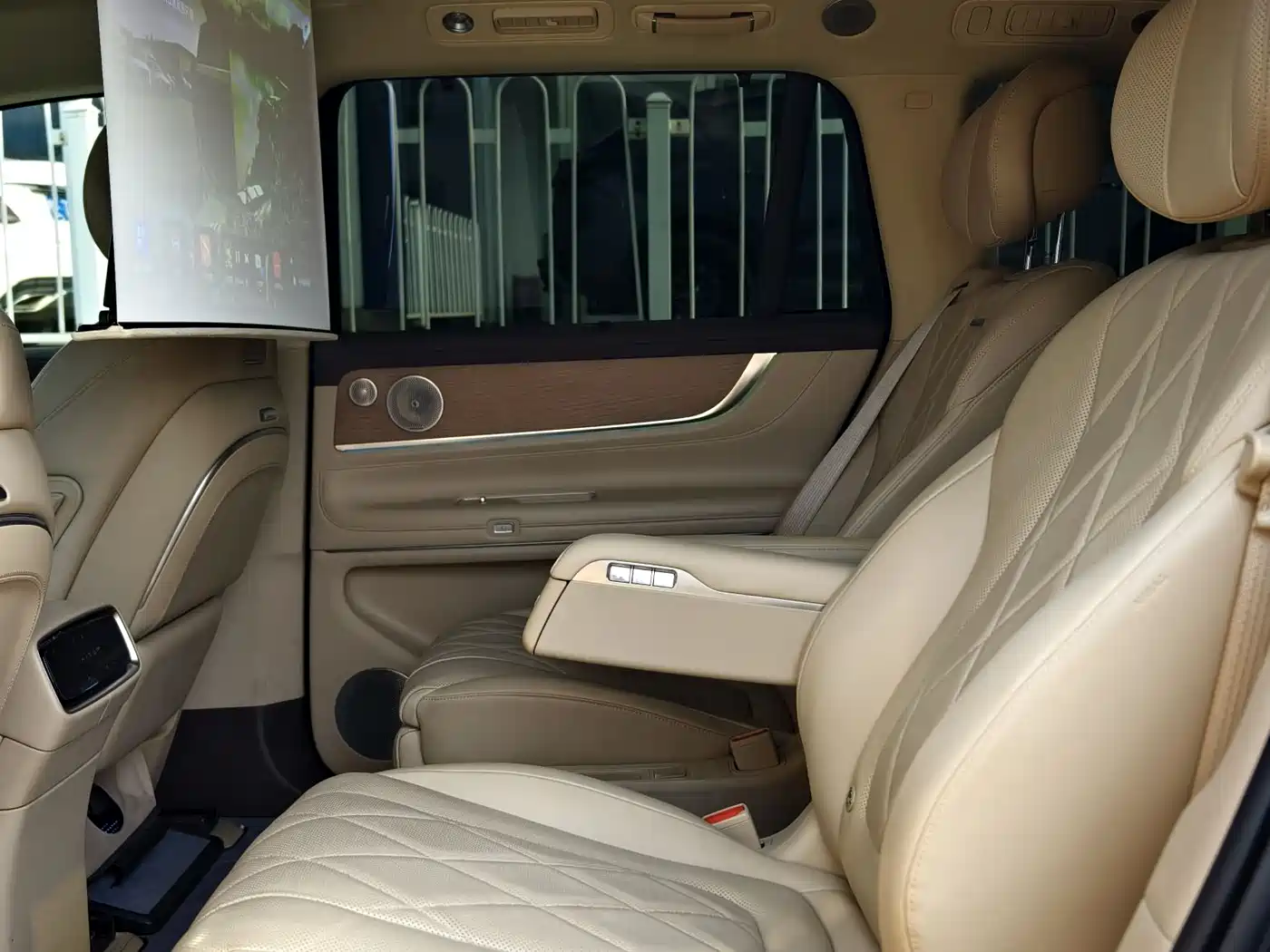 AITO Wenjie AITO M9 2024 Extended Range Ultra 42kWh 6-Seater фото 14