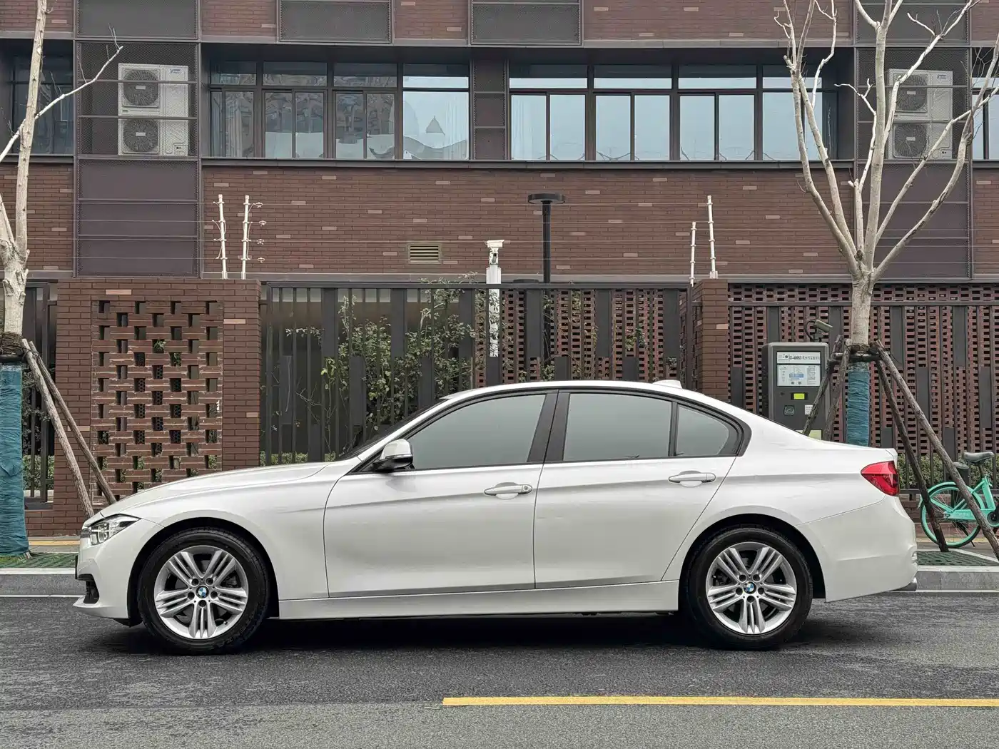 BMW 3 Series 2018 318i фото 3
