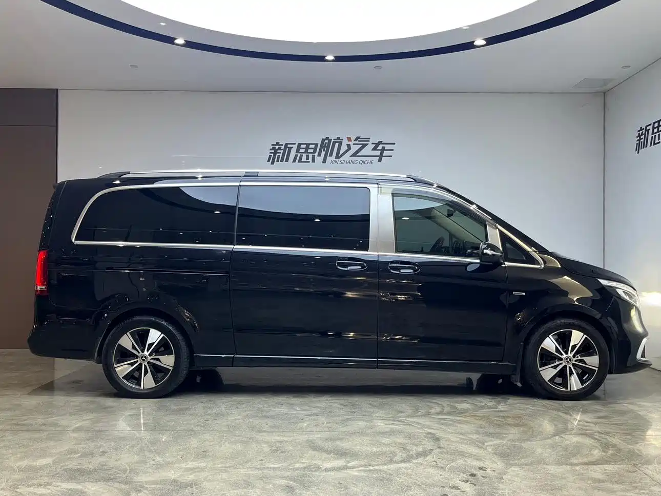 Mercedes-Benz V-Class 2021 V 260 L Long Wheelbase Premium Edition фото 4