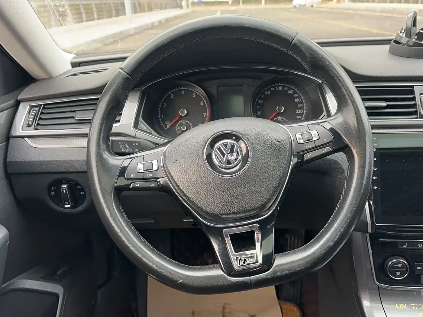 Volkswagen Passat 2016 330TSI DSG Honor Edition фото 12