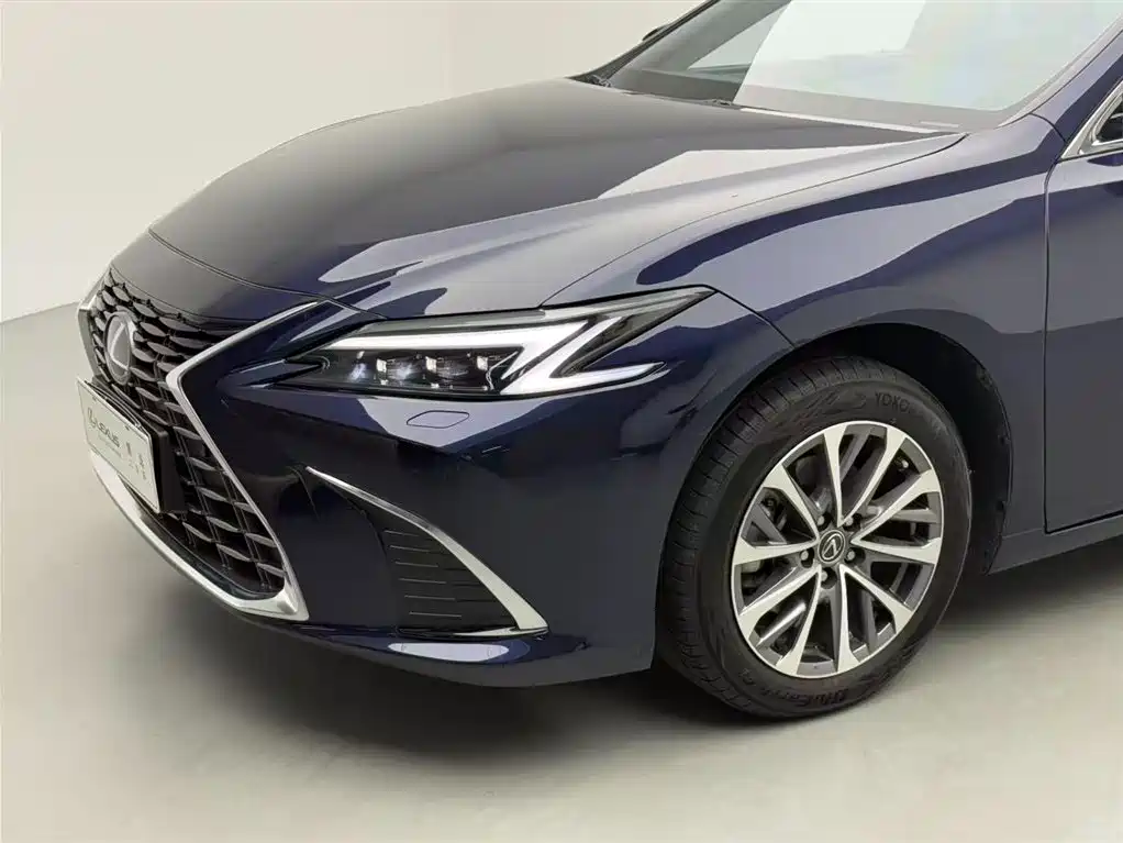 Lexus ES 2025 200 Ultimate Edition фото 15