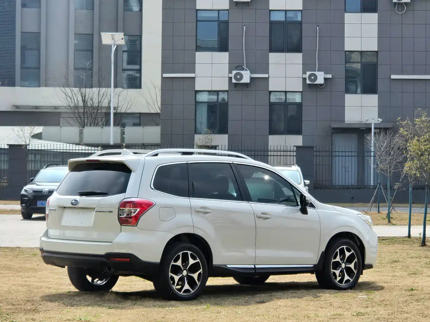 Subaru Forester 2015 2.0i Special Commemorative Edition фото 4