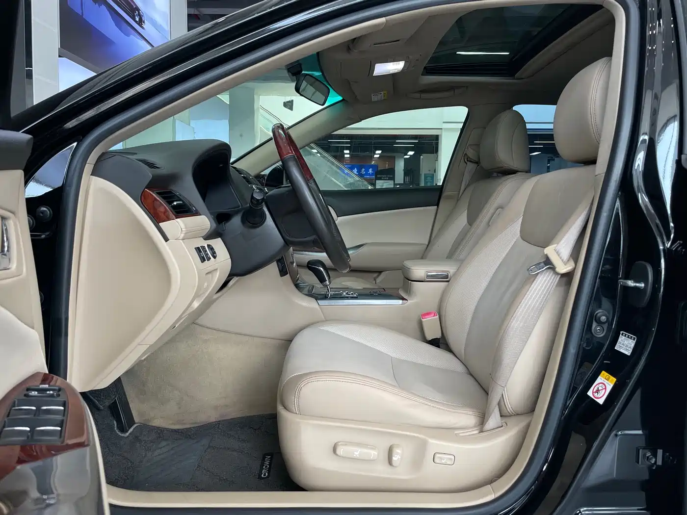 Toyota Crown 2012 2.5L Royal Leather Edition фото 6