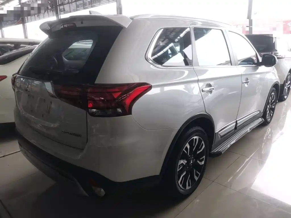 Фото 7 - Mitsubishi Outlander