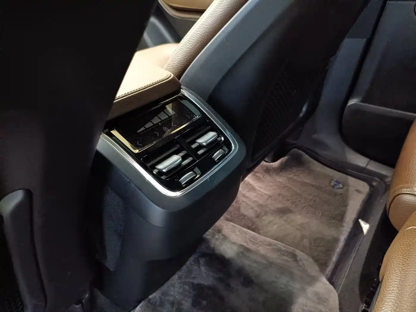 Фото 25 - Volvo XC90