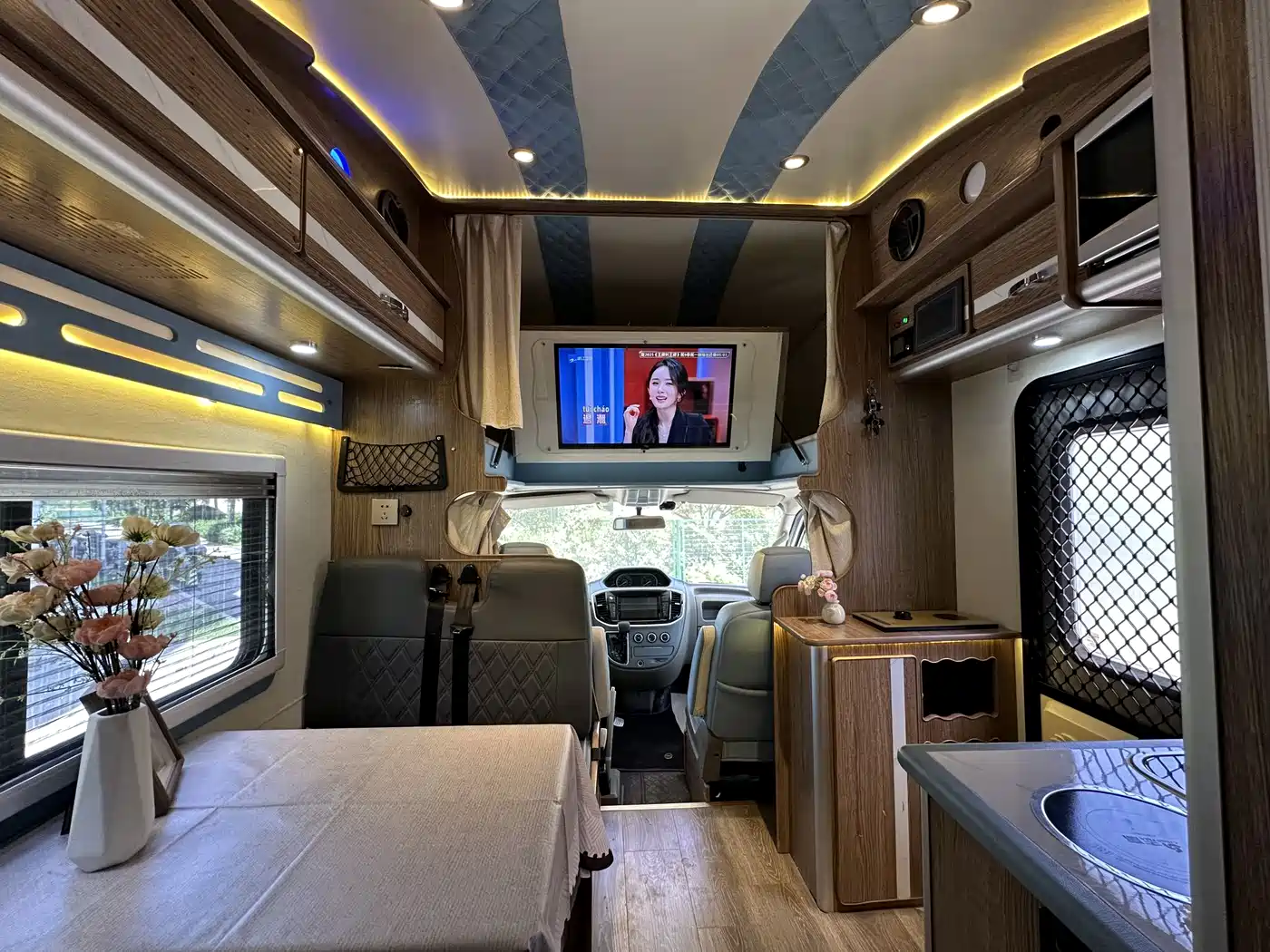 SAIC Maxus Xintu V80 2018 2.5T AMT Elite Short Wheelbase Medium Roof 5-6 Seater фото 37