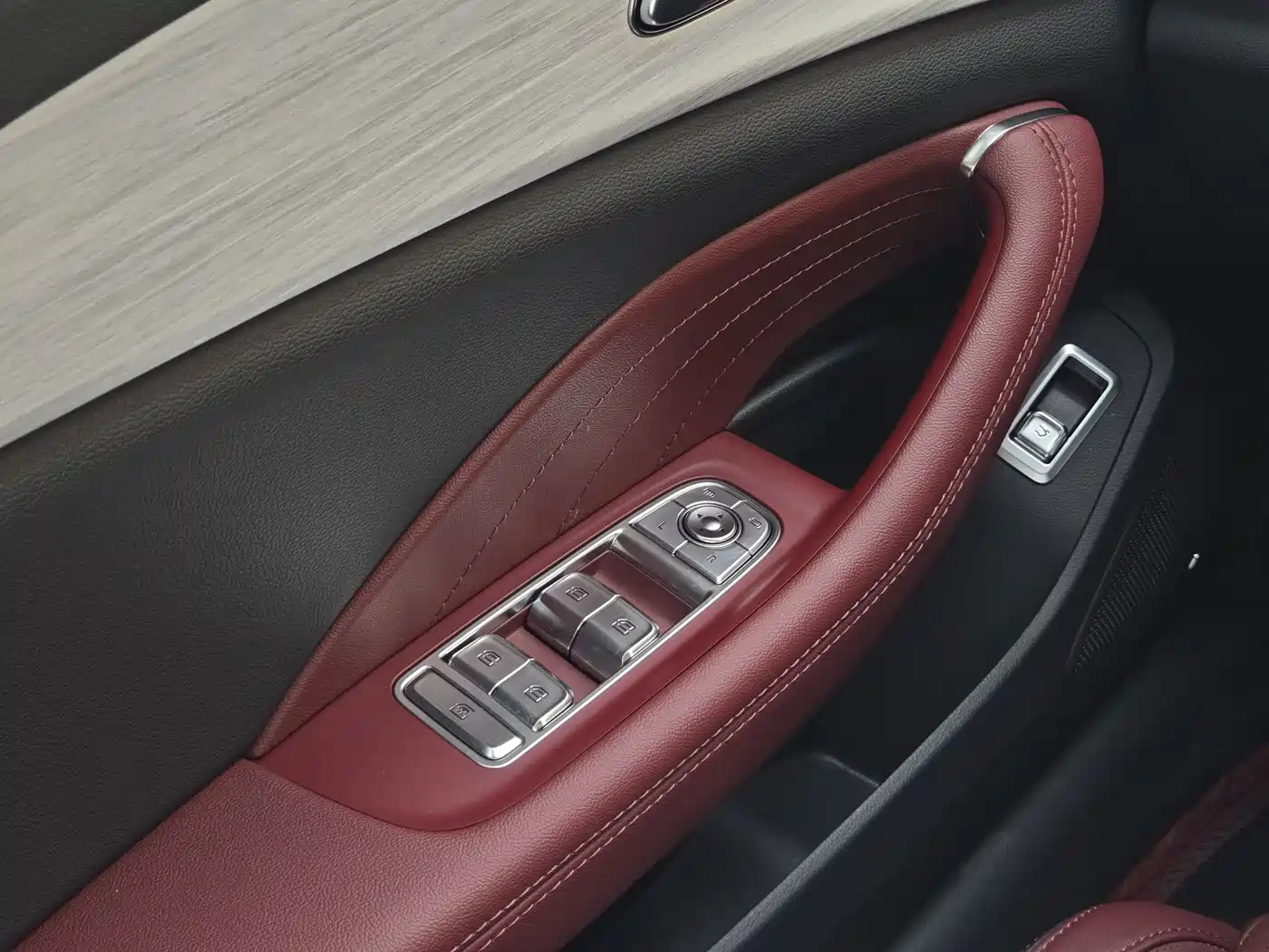 Hongqi H5 2025 2.0T Automatic Flag Celebration 500,000 Units Anniversary Edition фото 17