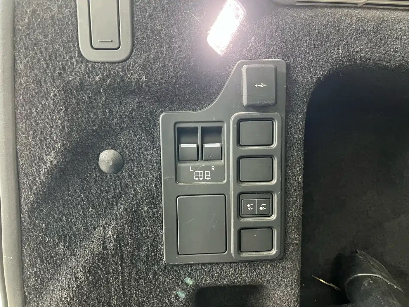 Land Rover Discovery 2023 360PS R-Dynamic SE фото 22