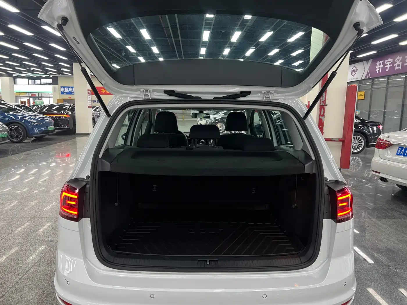 Volkswagen Golf Sportsvan 2016 230TSI Automatic Progressive фото 14