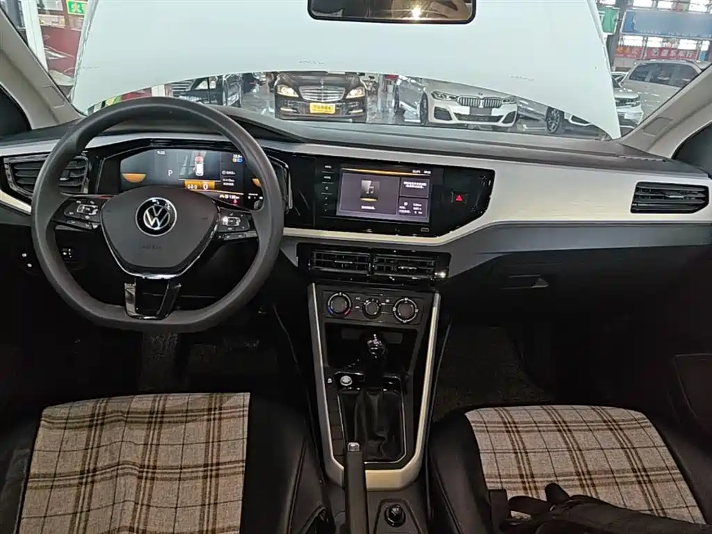 VOLKSWAGEN POLO
