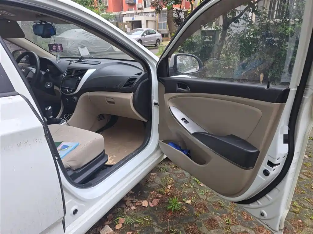 Hyundai Verna 2014 1.4L Manual Smart GLS фото 21