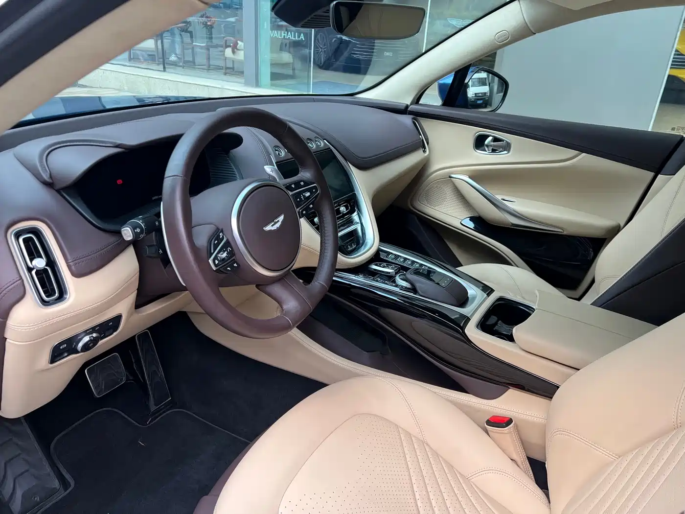 ASTON MARTIN DBX