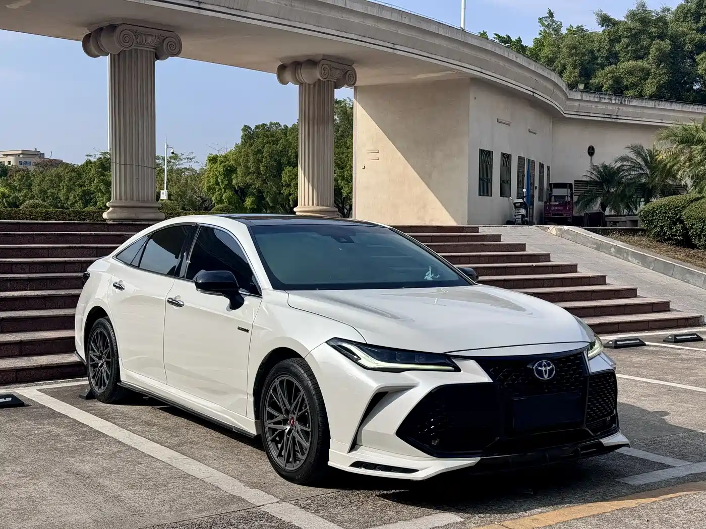 Toyota Avalon 2023 Hybrid 2.5L Luxury Edition фото 3