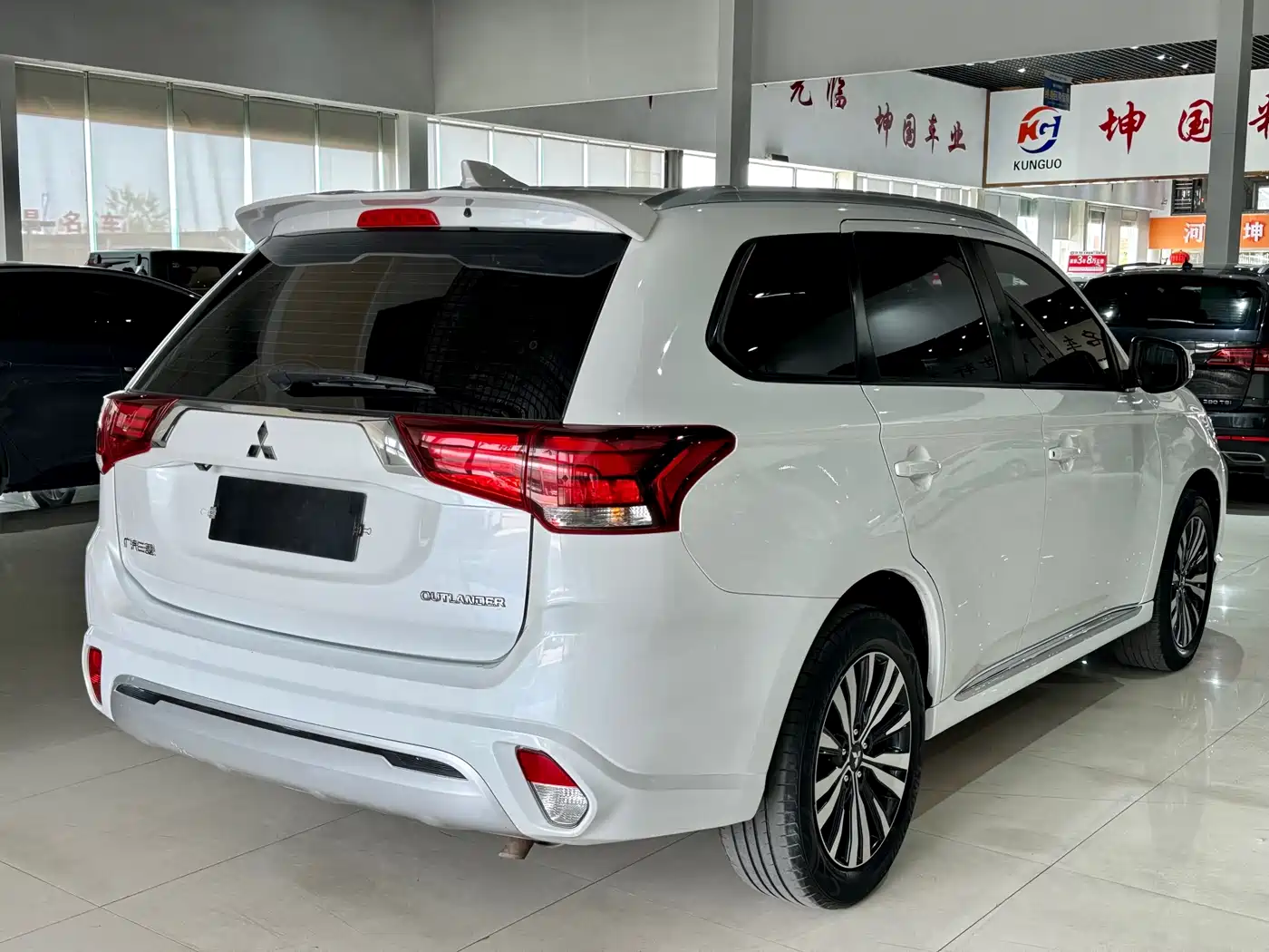 MITSUBISHI OUTLANDER